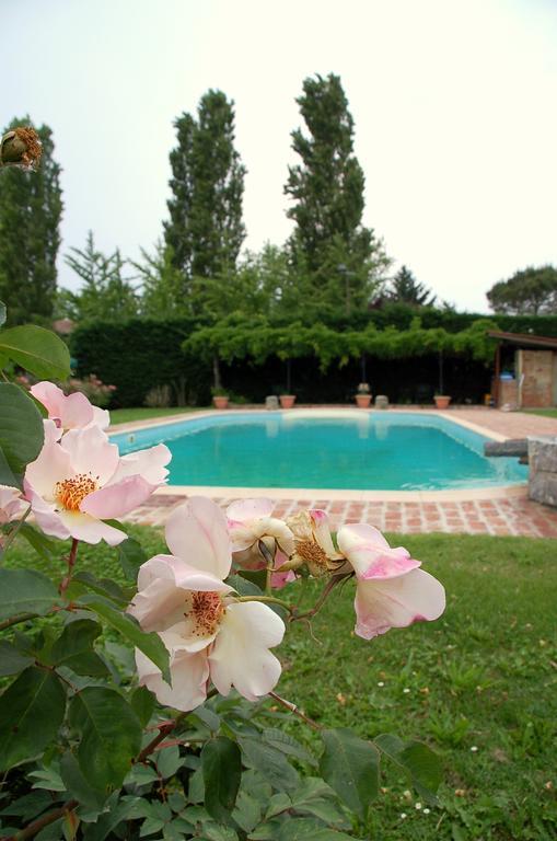 Agriturismo Borgo San Francesco Basiglio Buitenkant foto