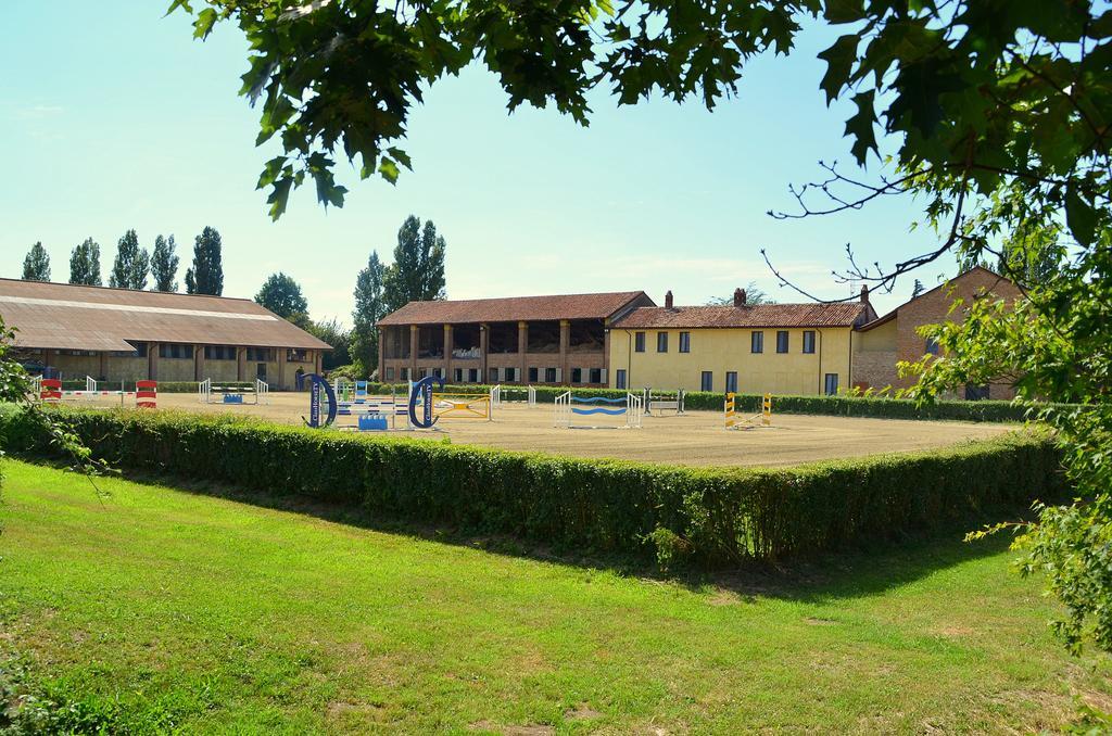 Agriturismo Borgo San Francesco Basiglio Buitenkant foto
