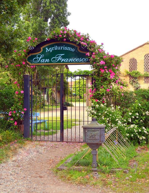 Agriturismo Borgo San Francesco Basiglio Buitenkant foto